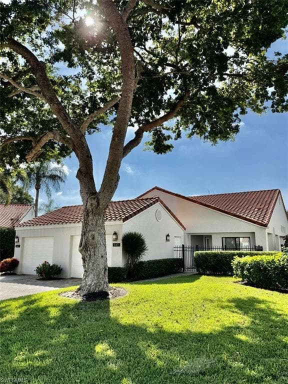 547 Beachwalk Cir, Naples