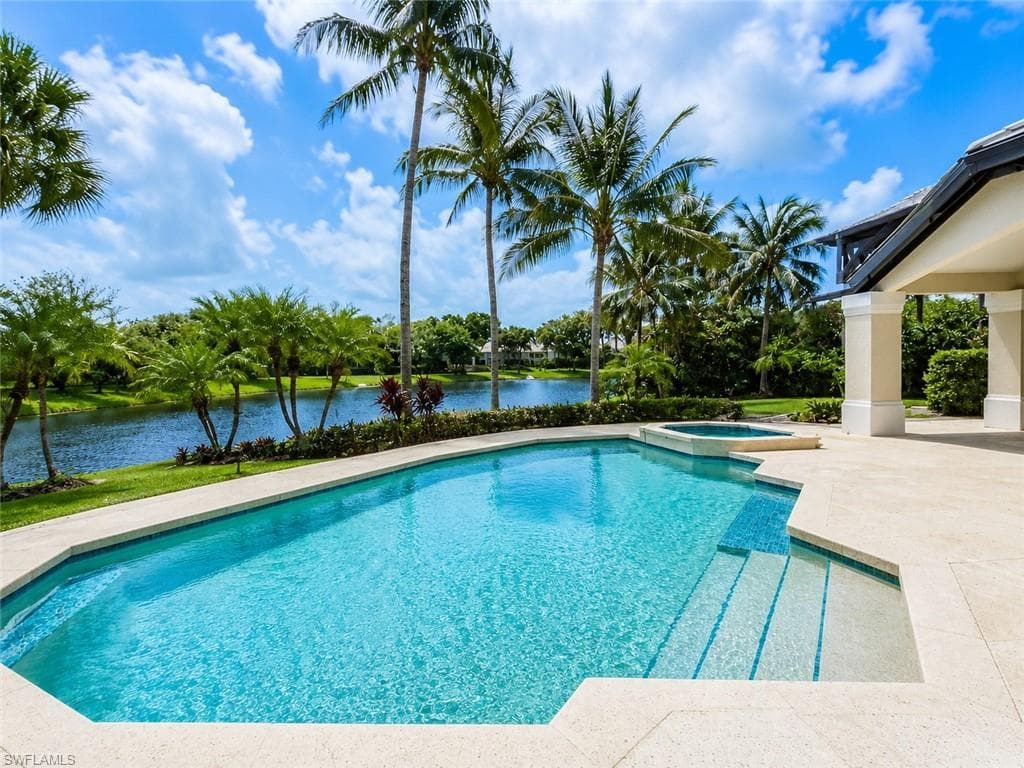 695 Ardmore Ln, Naples
