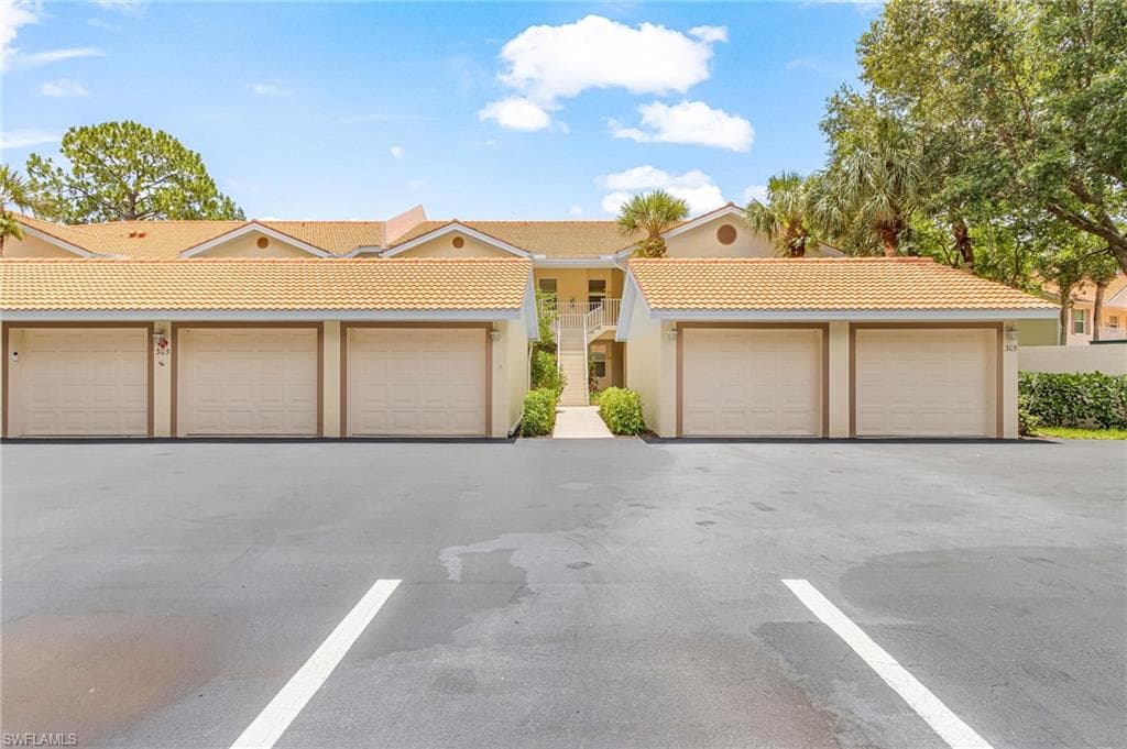 305 Robin Hood Cir #204, Naples, photo 2