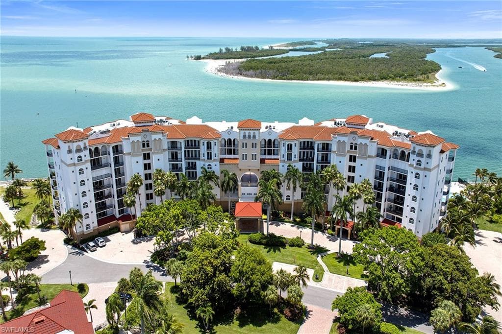 700 La Peninsula Blvd #603, Naples