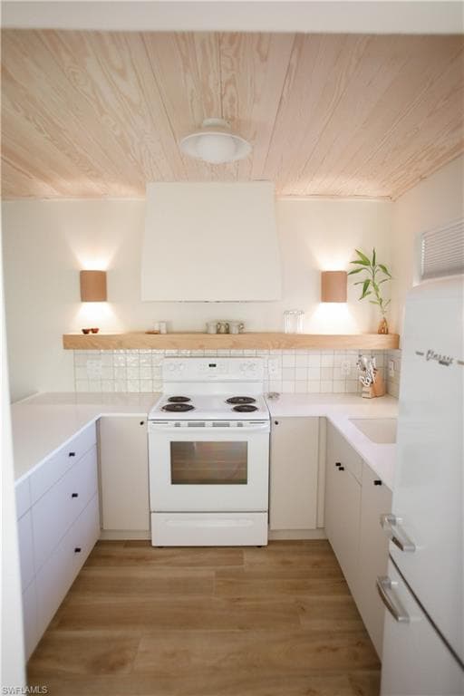 225 Turtle Lake Ct #207, Naples