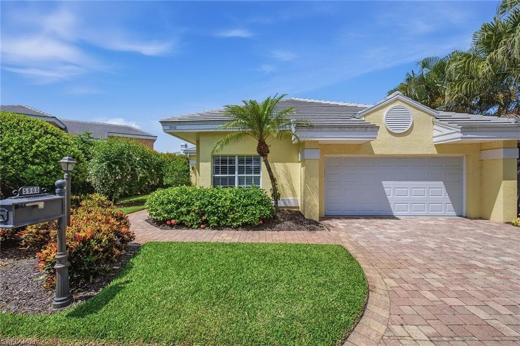 5900 Fountain Dr, Naples, photo 2