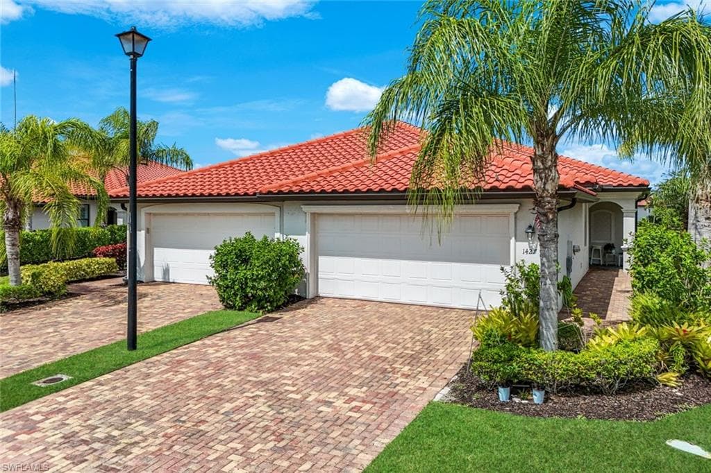 1427 Oceania Dr, Naples