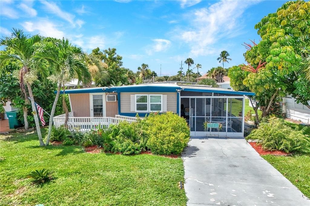 522 Menton Ln, Naples