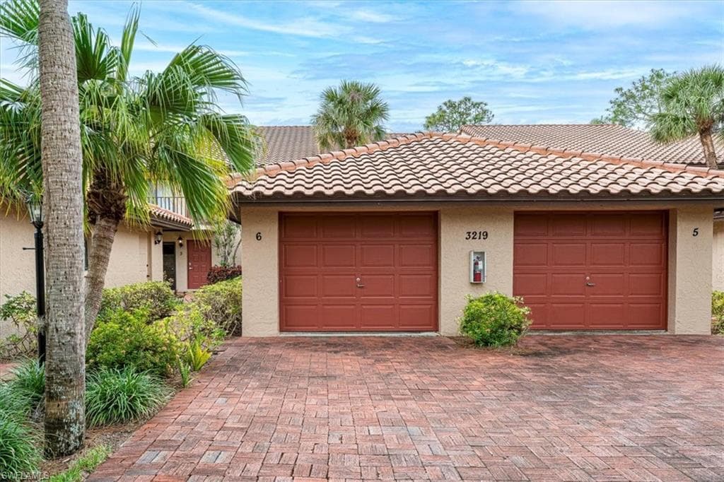 3219 Horse Carriage Way #6, Naples, photo 2