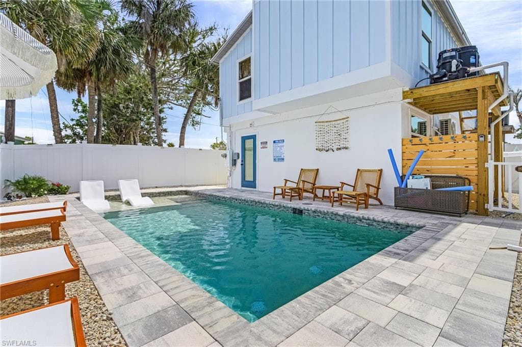 197 Madison Ct, Fort Myers Beach, photo 2