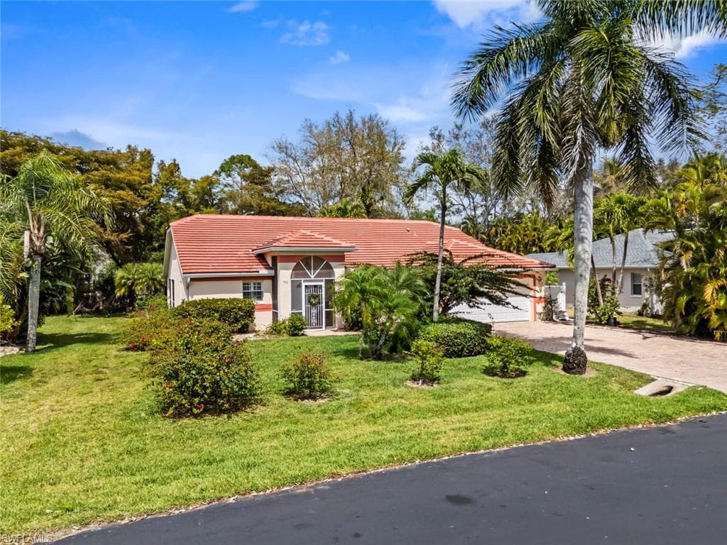 930 Moon Lake Dr, Naples