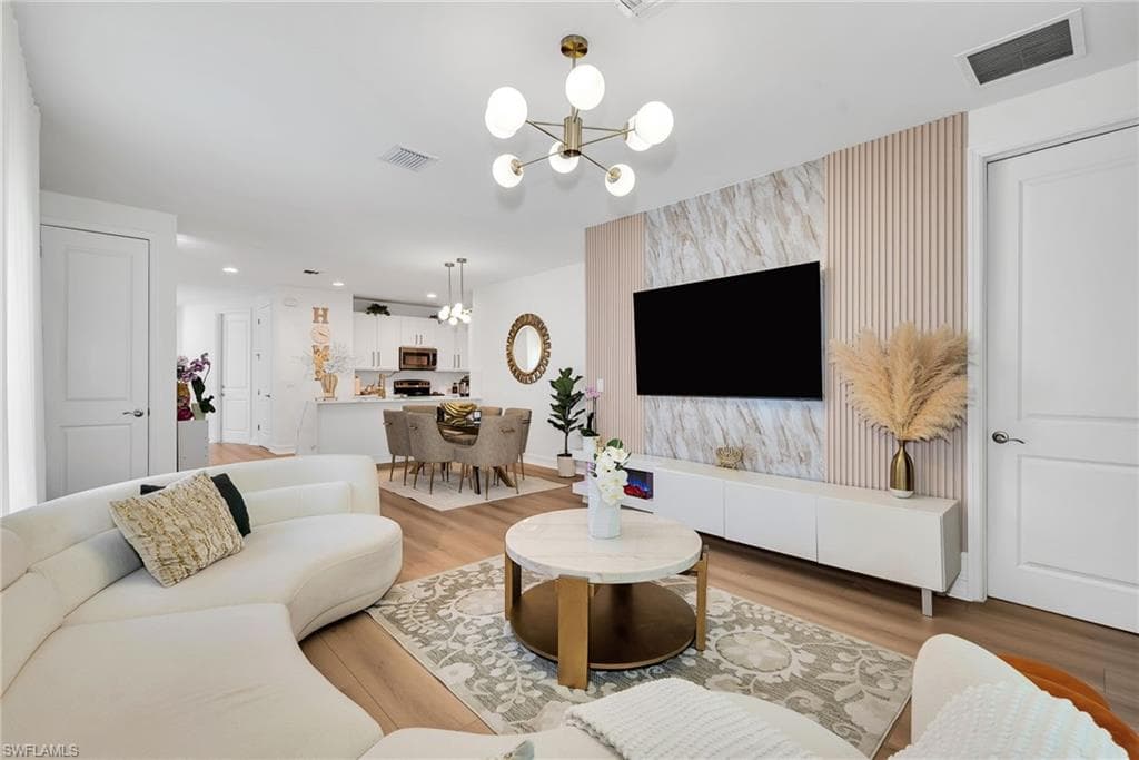 7689 Bristol Cir, Naples