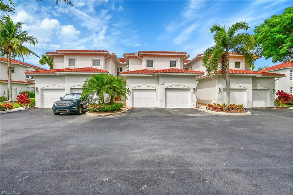 4700 Yacht Harbor Dr #612, Naples