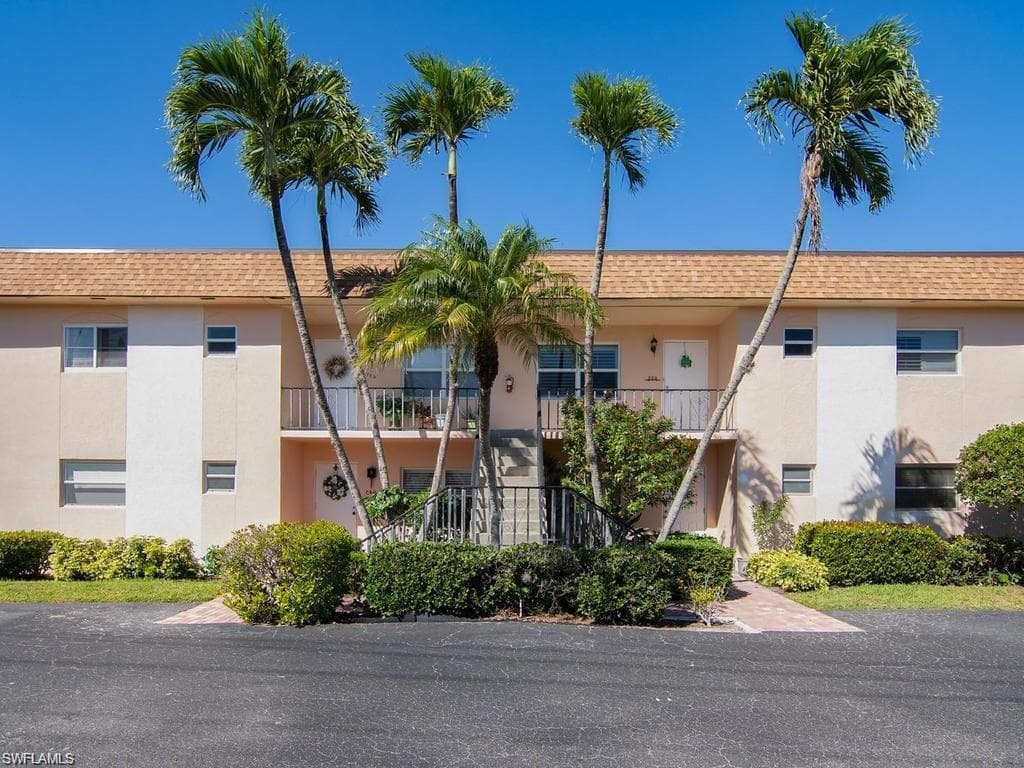 609 Palm View Dr #10, Naples