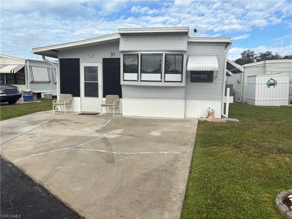 10 Jade Dr #10j, Naples