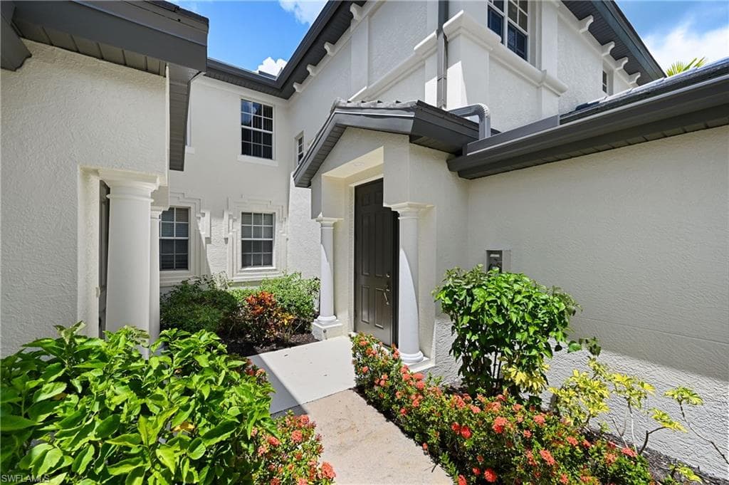 1626 Tarpon Bay Dr #202, Naples