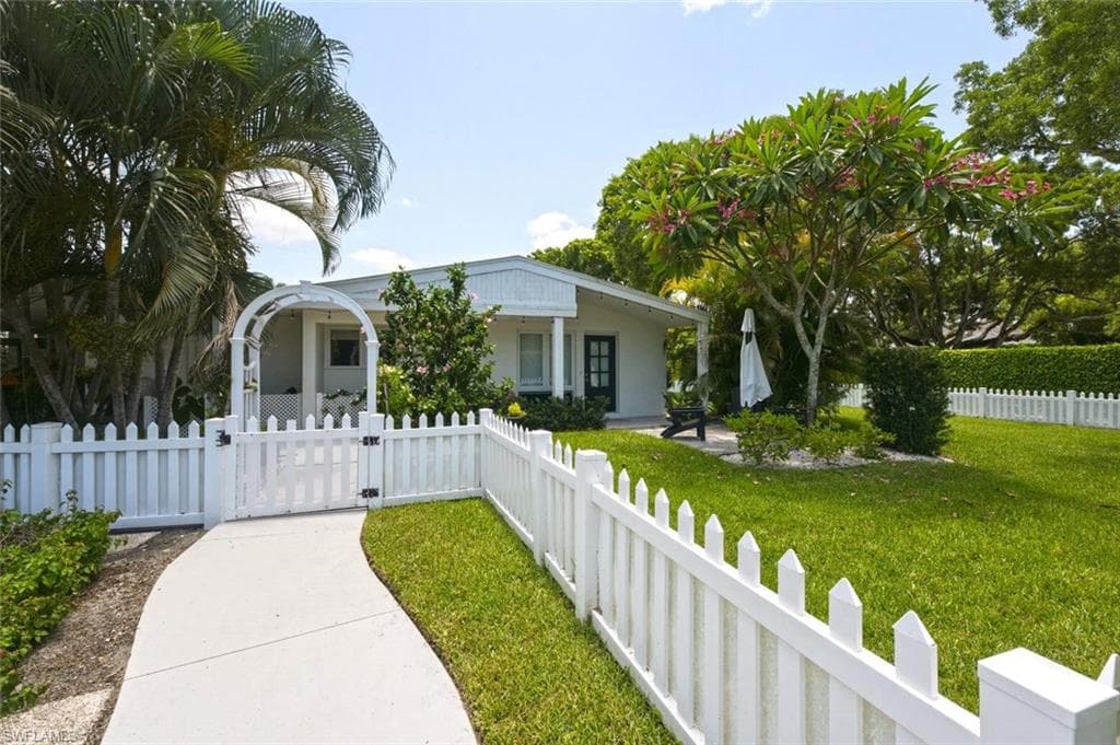 1216 10th St, Naples