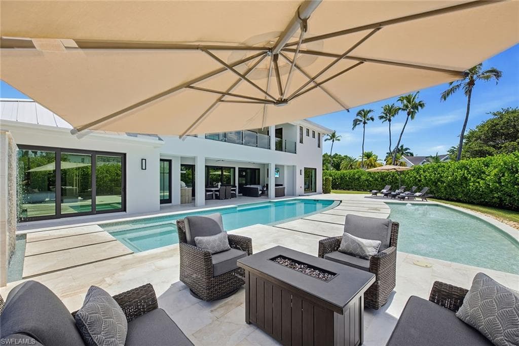 692 Banyan Blvd, Naples
