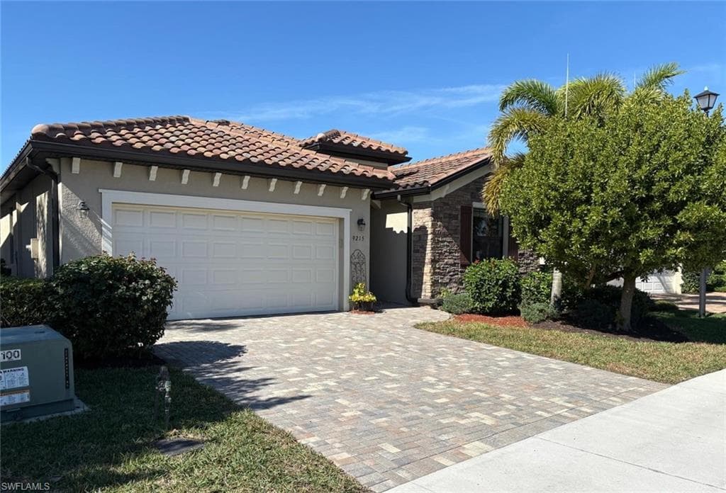 9215 Shadow Oak Ln, Naples