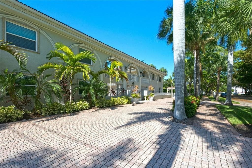 980 7th Ave #204, Naples, photo 2