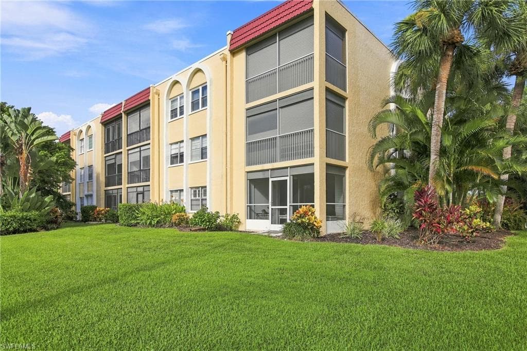 1087 Forest Lakes Dr #302, Naples