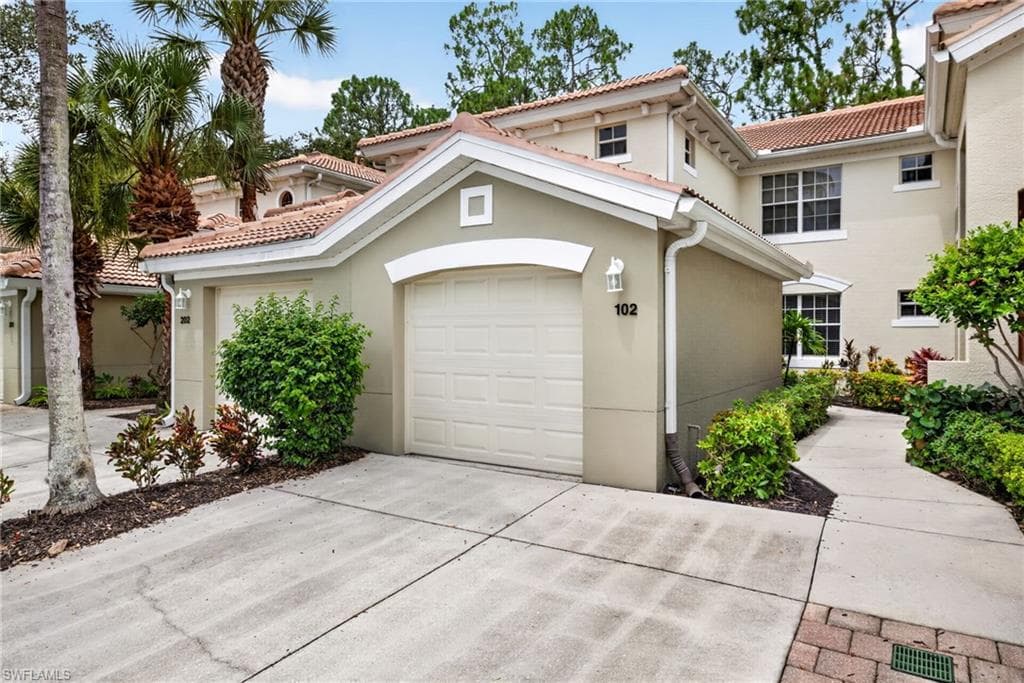 1672 Tarpon Bay Dr #102, Naples
