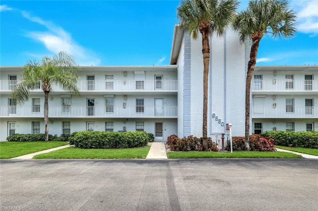 9580 Victoria Ln #205, Naples