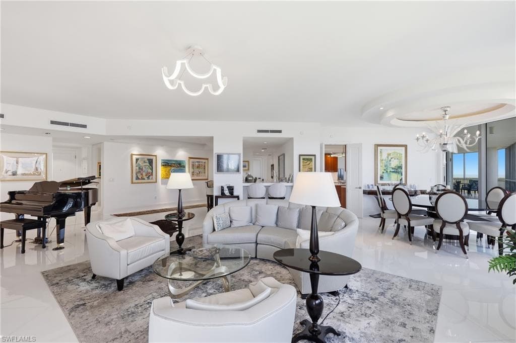 13675 Vanderbilt Dr #810, Naples
