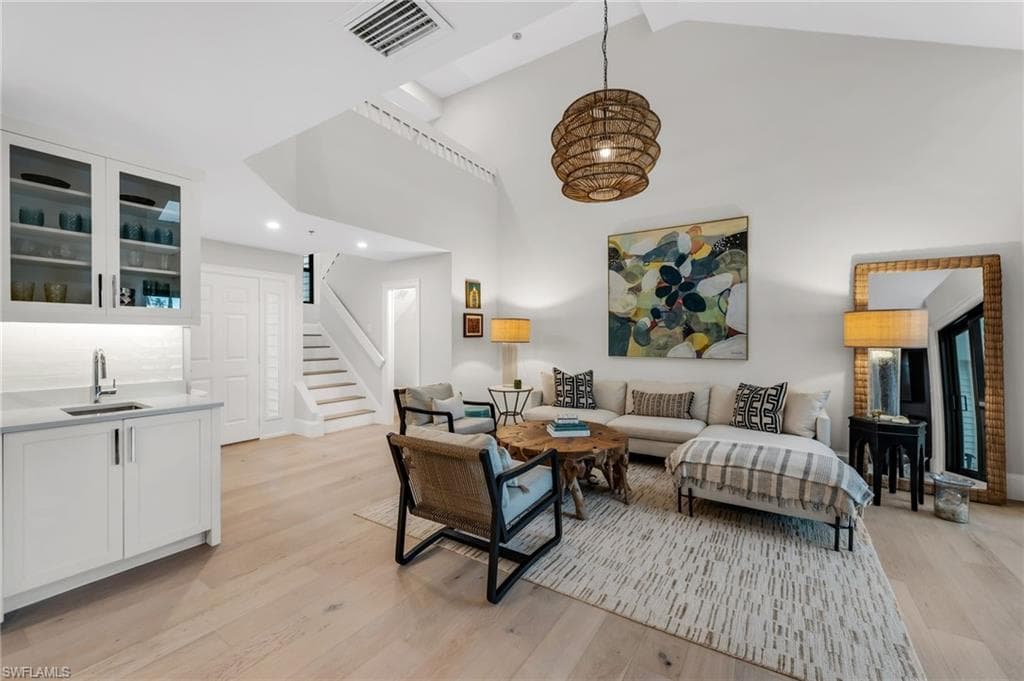 569 Park Shore Dr #g5, Naples