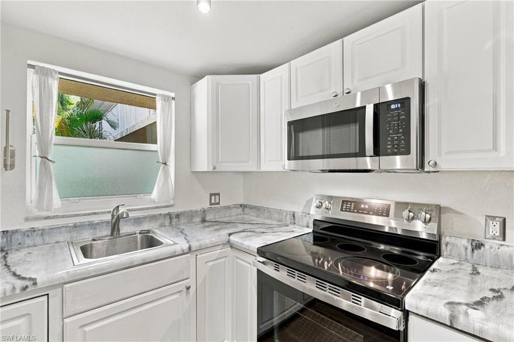 4290 Gulfstream Dr #5, Naples, photo 2