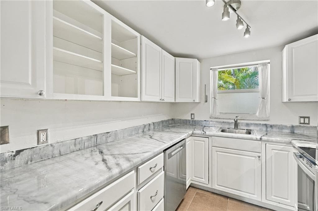 4290 Gulfstream Dr #5, Naples, photo 3