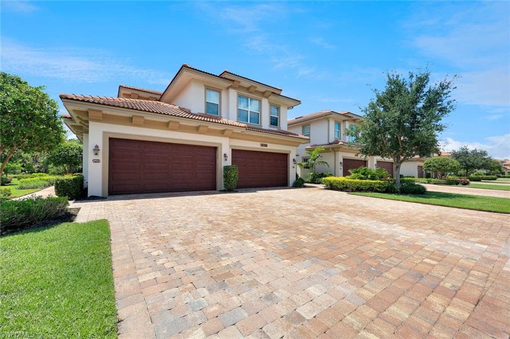 7801 Hawthorne Dr #2701, Naples