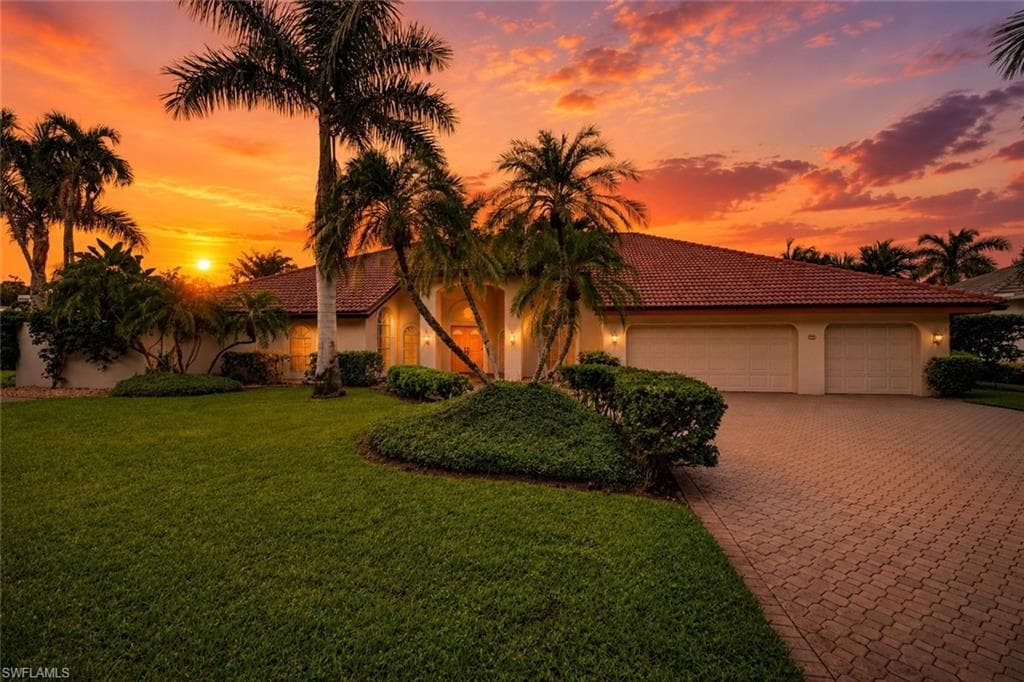 700 Hollybriar Ln, Naples