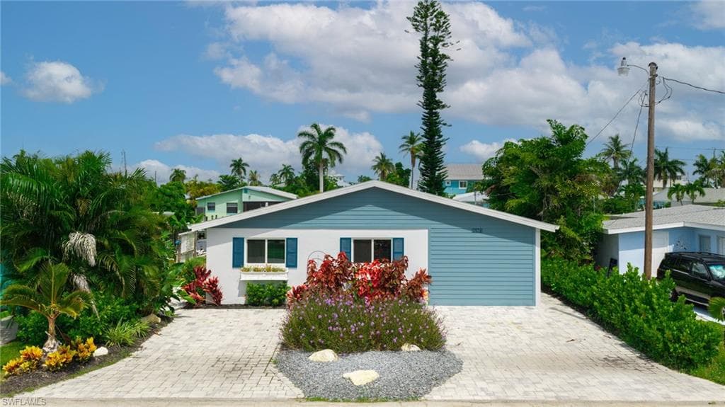 2574 Bayshore Dr, Matlacha