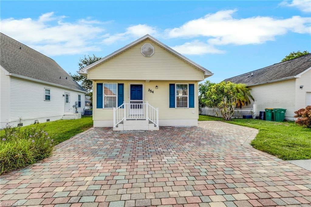 254 Leawood Cir, Naples