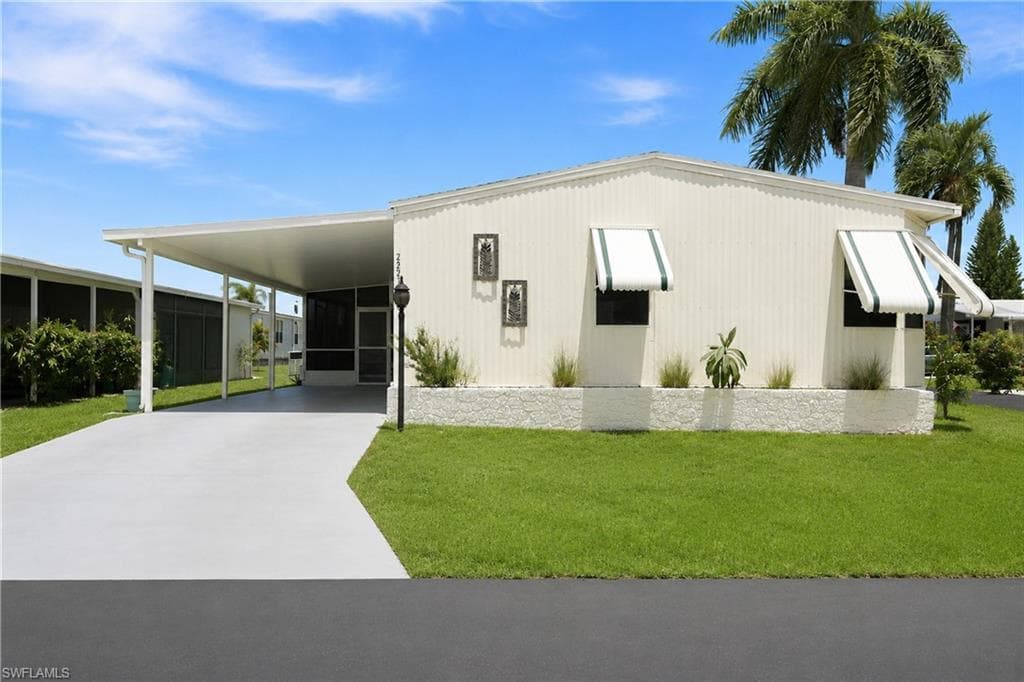 252 Loon Ln, Naples