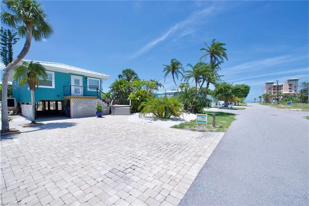 210 Dakota Ave, Fort Myers Beach, photo 2