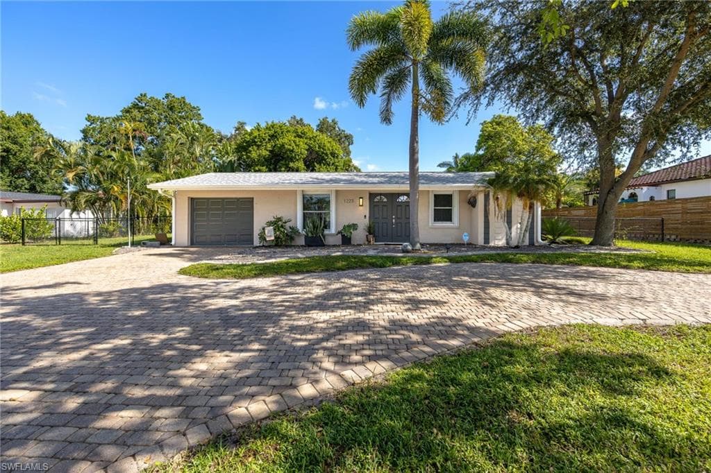 1223 Biltmore Dr, Fort Myers, photo 2