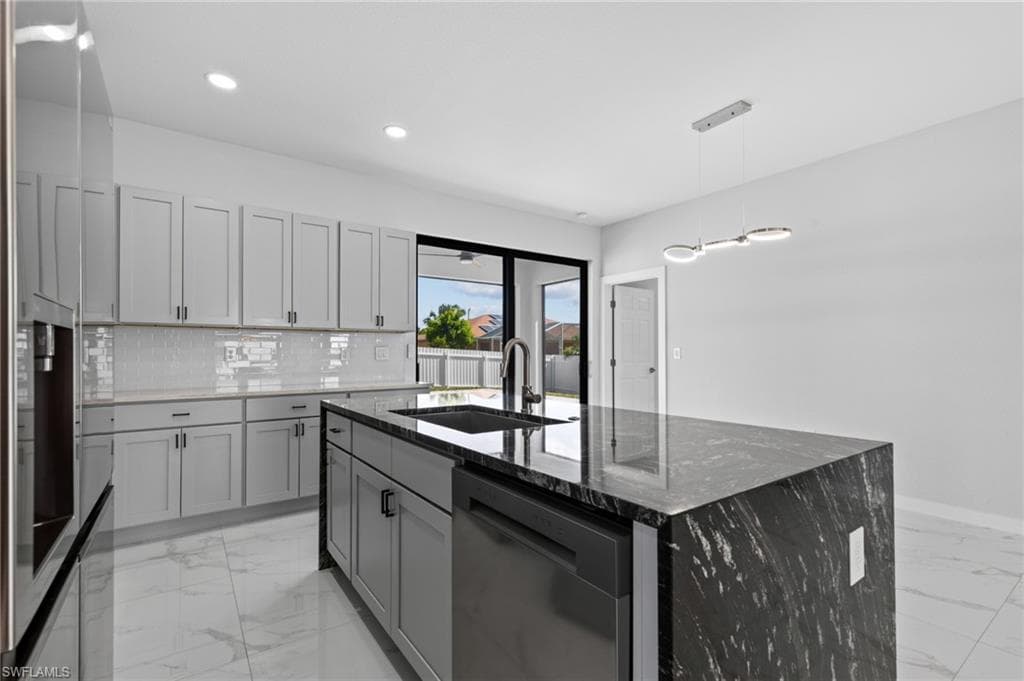 3921 40th Ln, Cape Coral, photo 3
