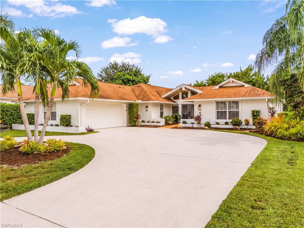 2472 Pine Woods Cir #17, Naples, photo 2