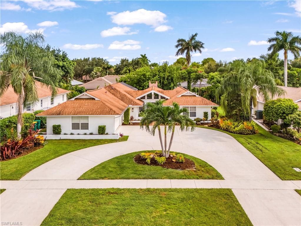 2472 Pine Woods Cir #17, Naples