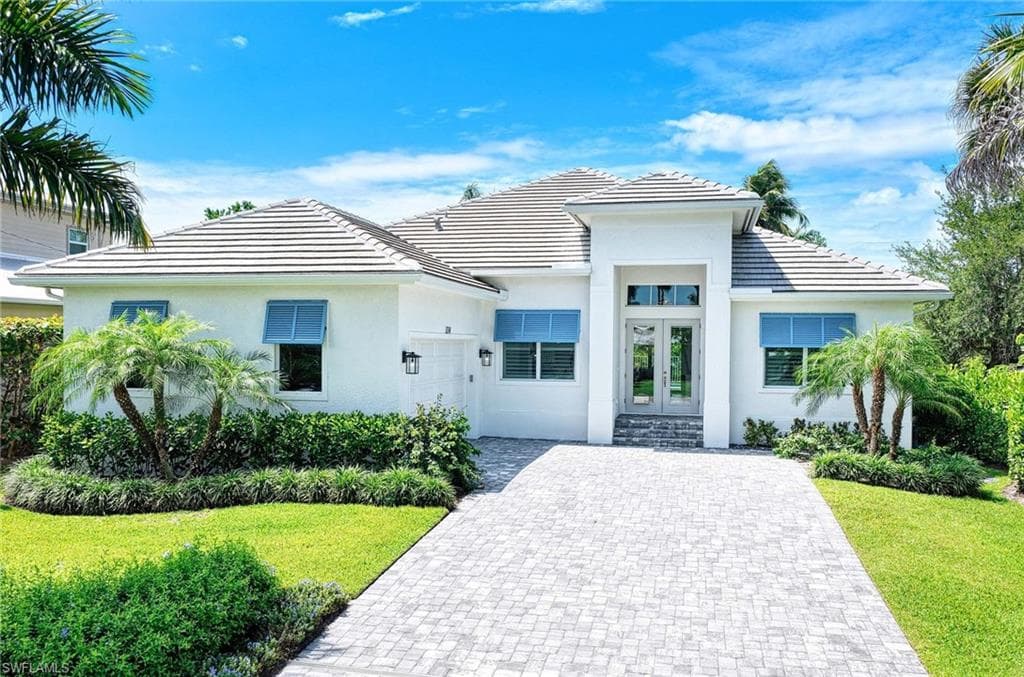 1114 6th Ln, Naples