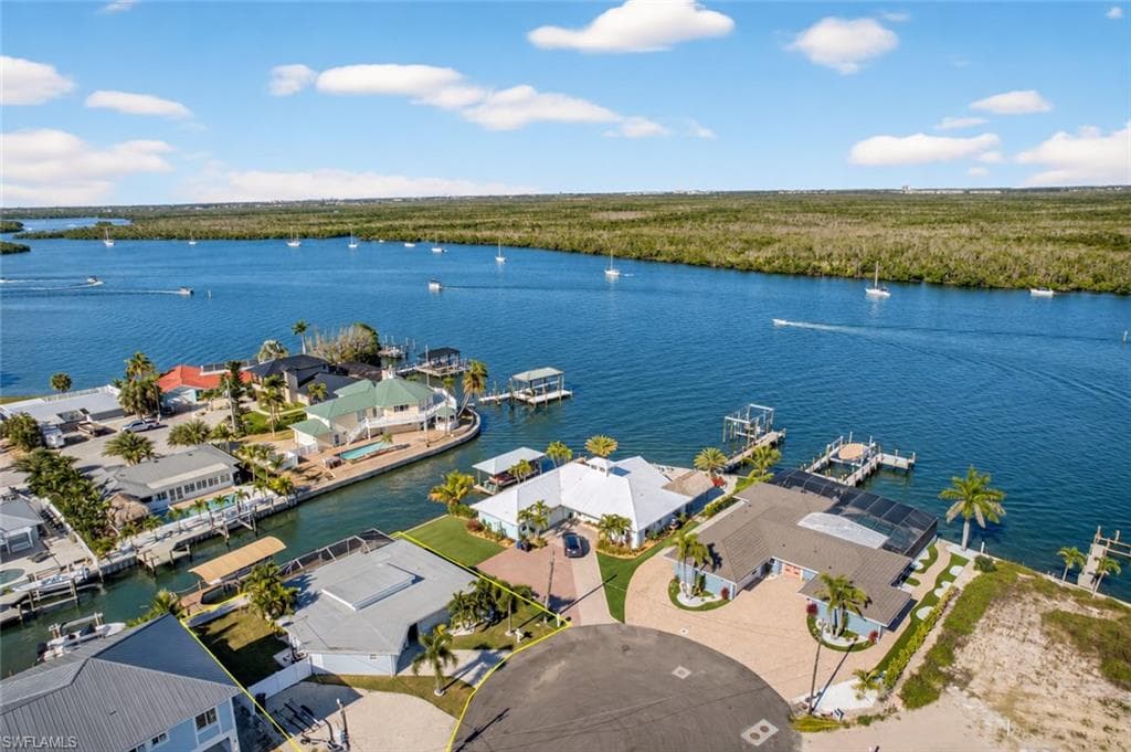 467 Madison Ct, Fort Myers Beach, photo 2