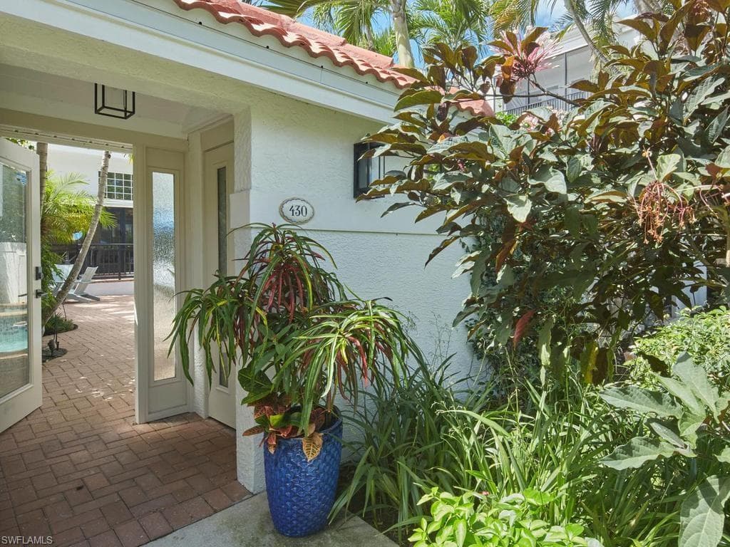 430 10th Ave #305, Naples, photo 2