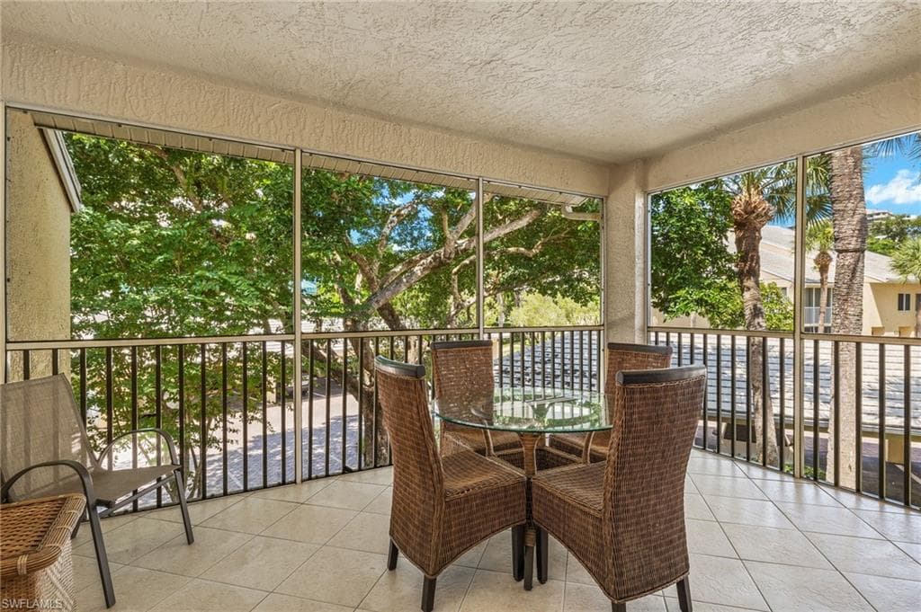 5817 Glencove Dr #405, Naples