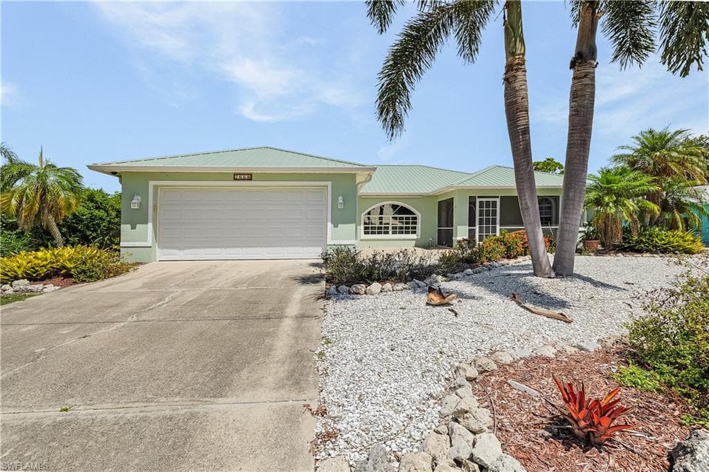 7660 Grande Pine Rd, Bokeelia