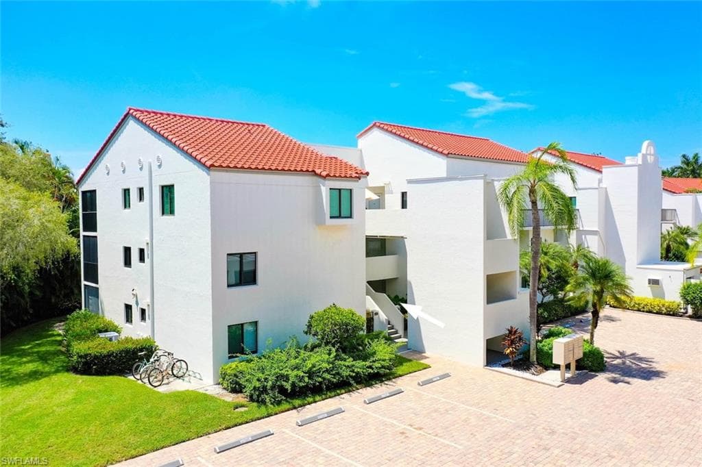 592 Beachwalk Cir #105, Naples, photo 2