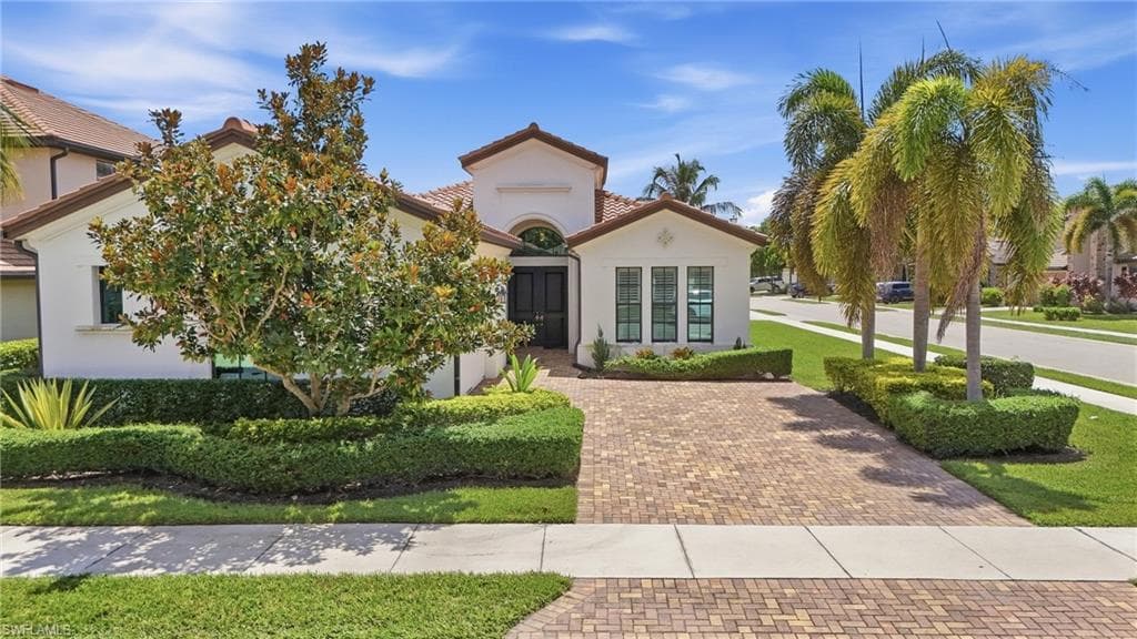 9201 Woodhurst Dr, Naples