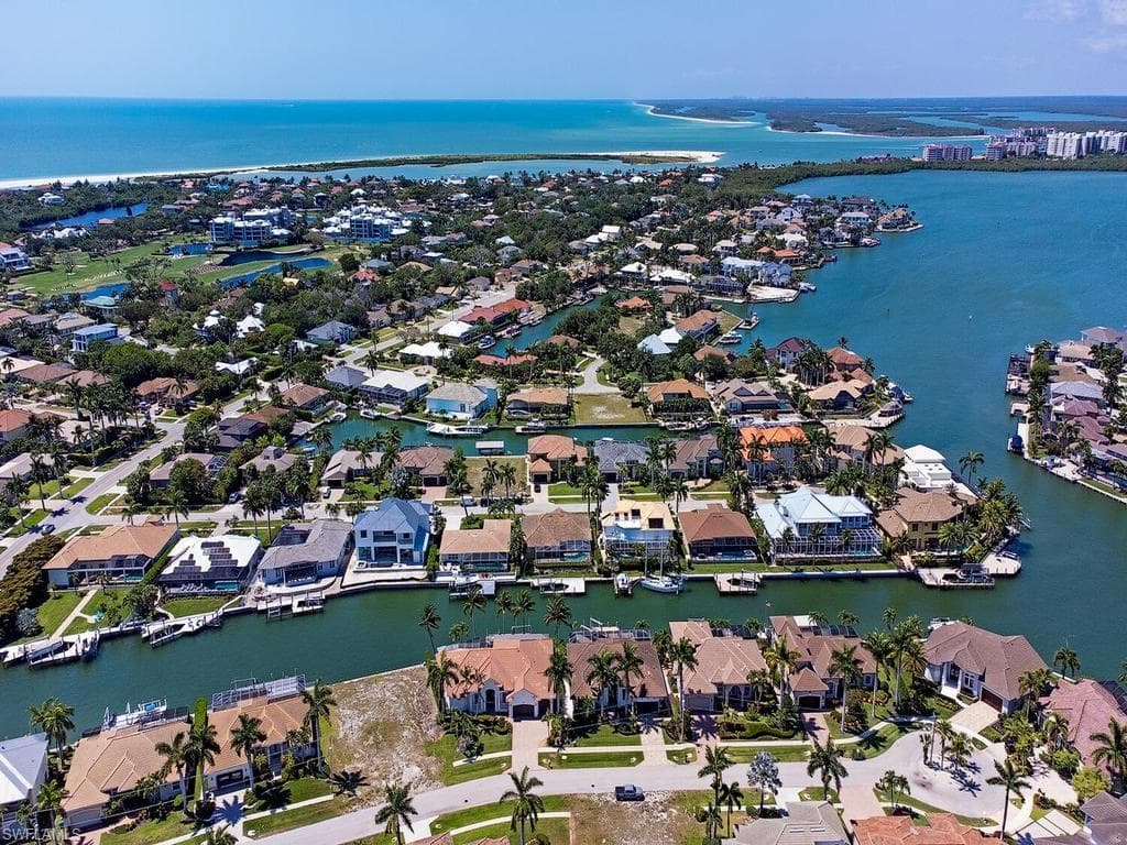 466 Clifton Ct, Marco Island, photo 2