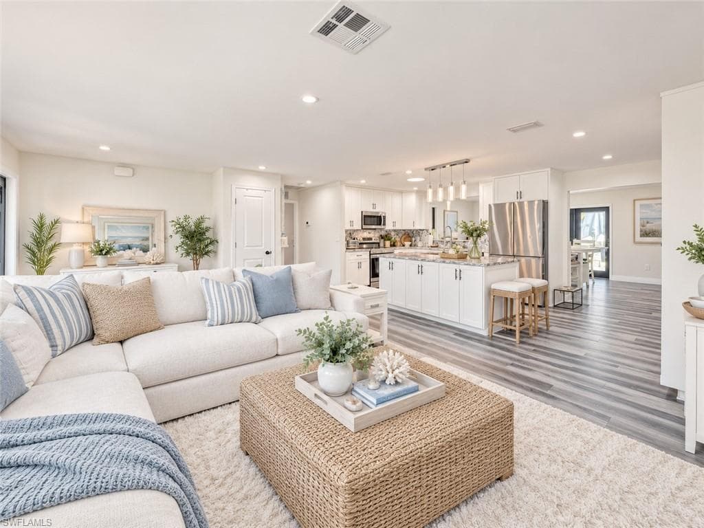 1089 Town And River Dr, Fort Myers, photo 3