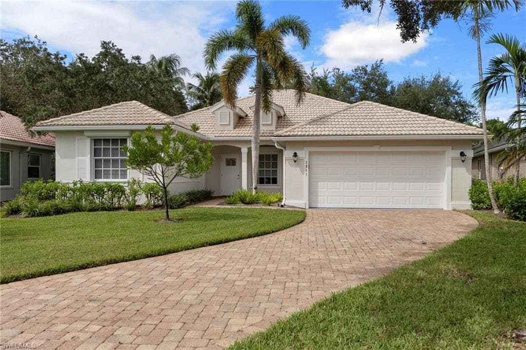 1511 Whispering Oaks Cir, Naples