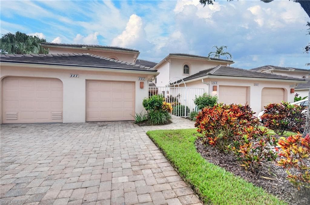 528 Lake Louise Cir #301, Naples