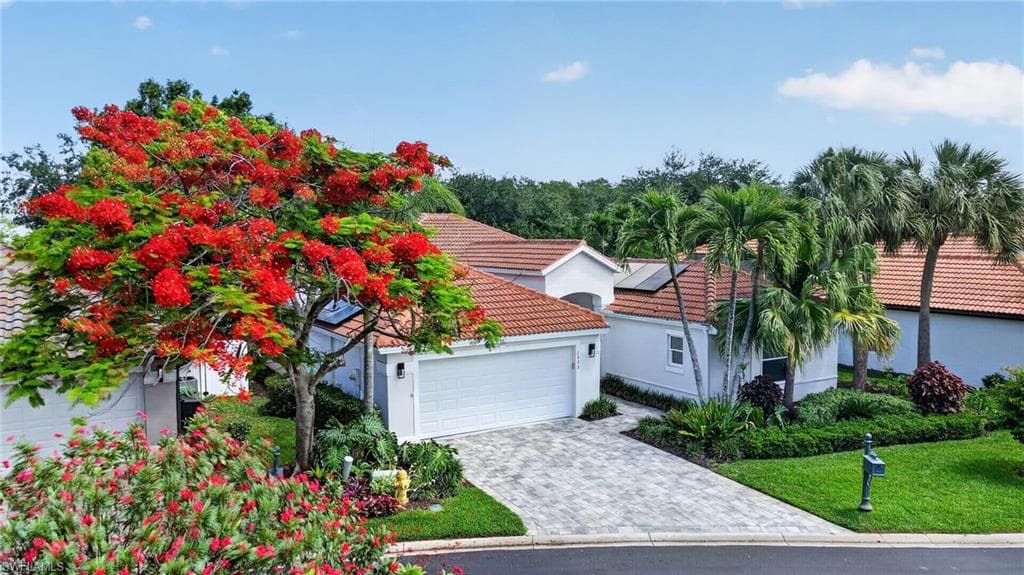 1523 Whispering Oaks Cir, Naples