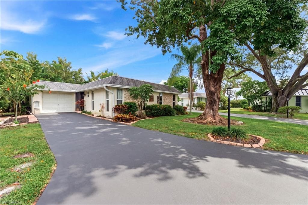 220 Lanchester Ct #32, Naples